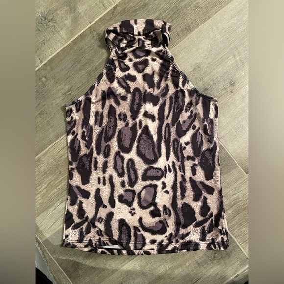 Animal print size medium collared sleeveless top. - Picture 3 of 3